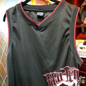 No Fear men’s sleeveless vneck